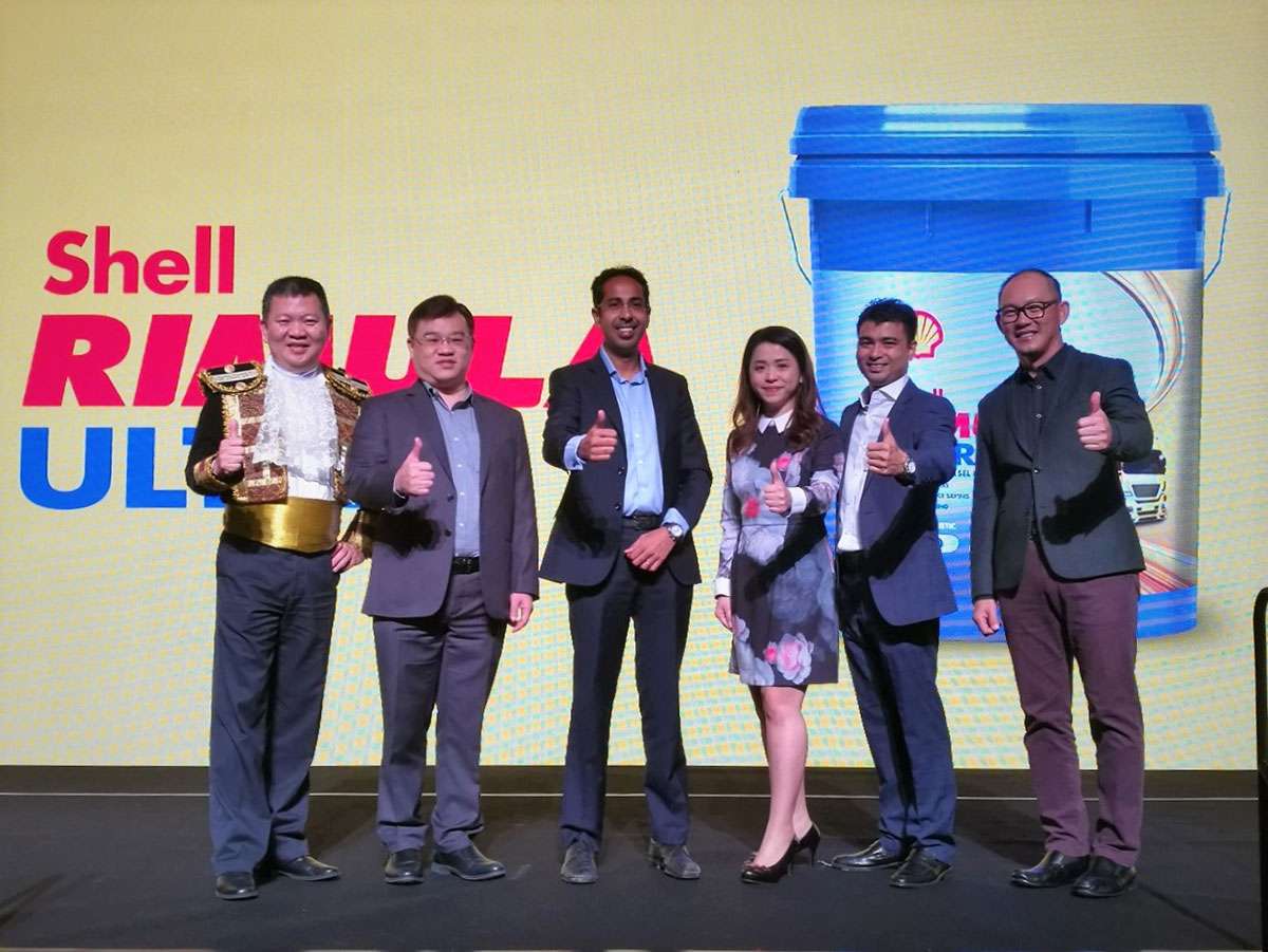 Shell-Lubricants-GM-Baljit-Singh-3rd-fr-L-with-his-team-at-the-Shell-Rimula-Ultra-launch.jpg