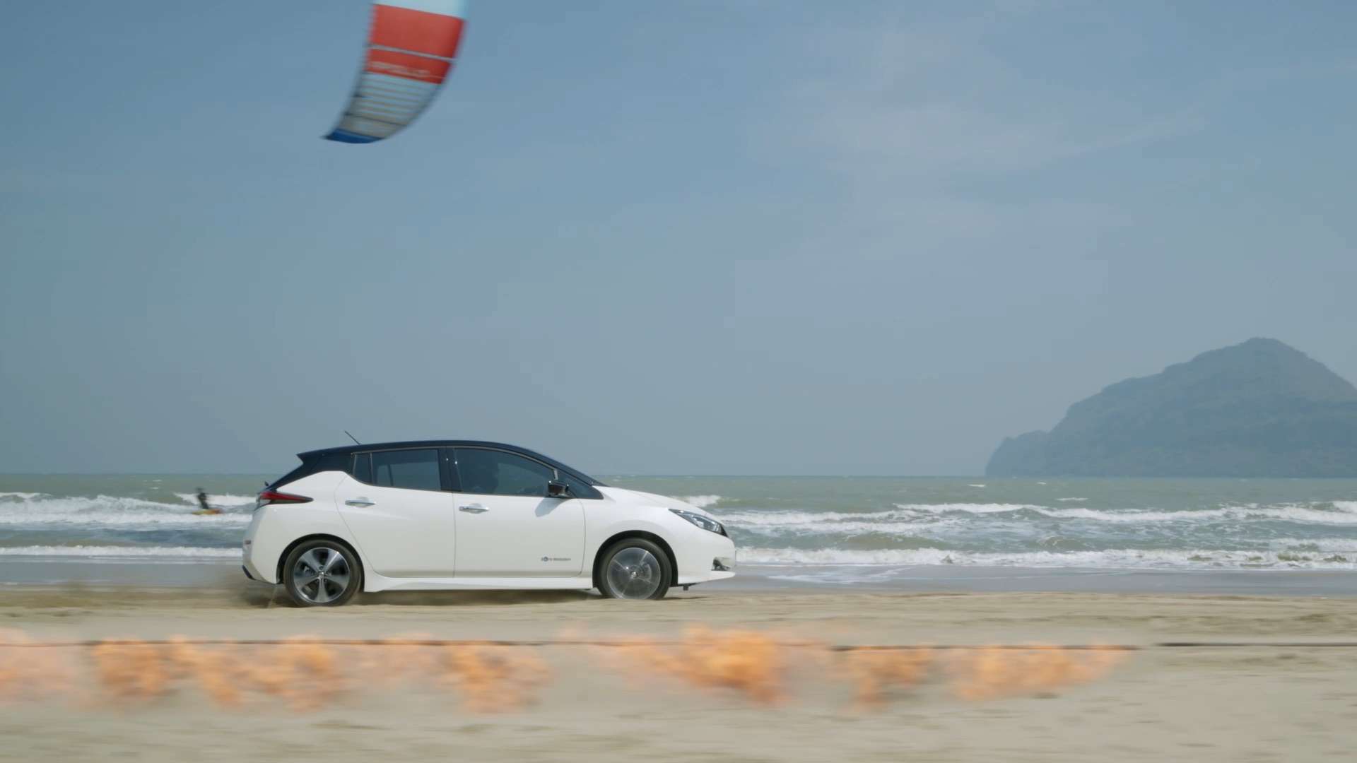 01-The-Nissan-LEAF-takes-on-wind-and-fire-in-Nissan’s-unique-challenge.jpg