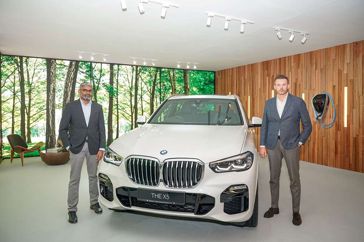 1.-L-to-R-Sashi-Ambi-Head-of-Corporate-Communications-of-BMW-Group-Malaysia-Harald-Hoelzl-Managing-Director-of-BMW-Group-Malaysia-with-The-New-BMW-X5-xDrive45e-M-Sport.jpg