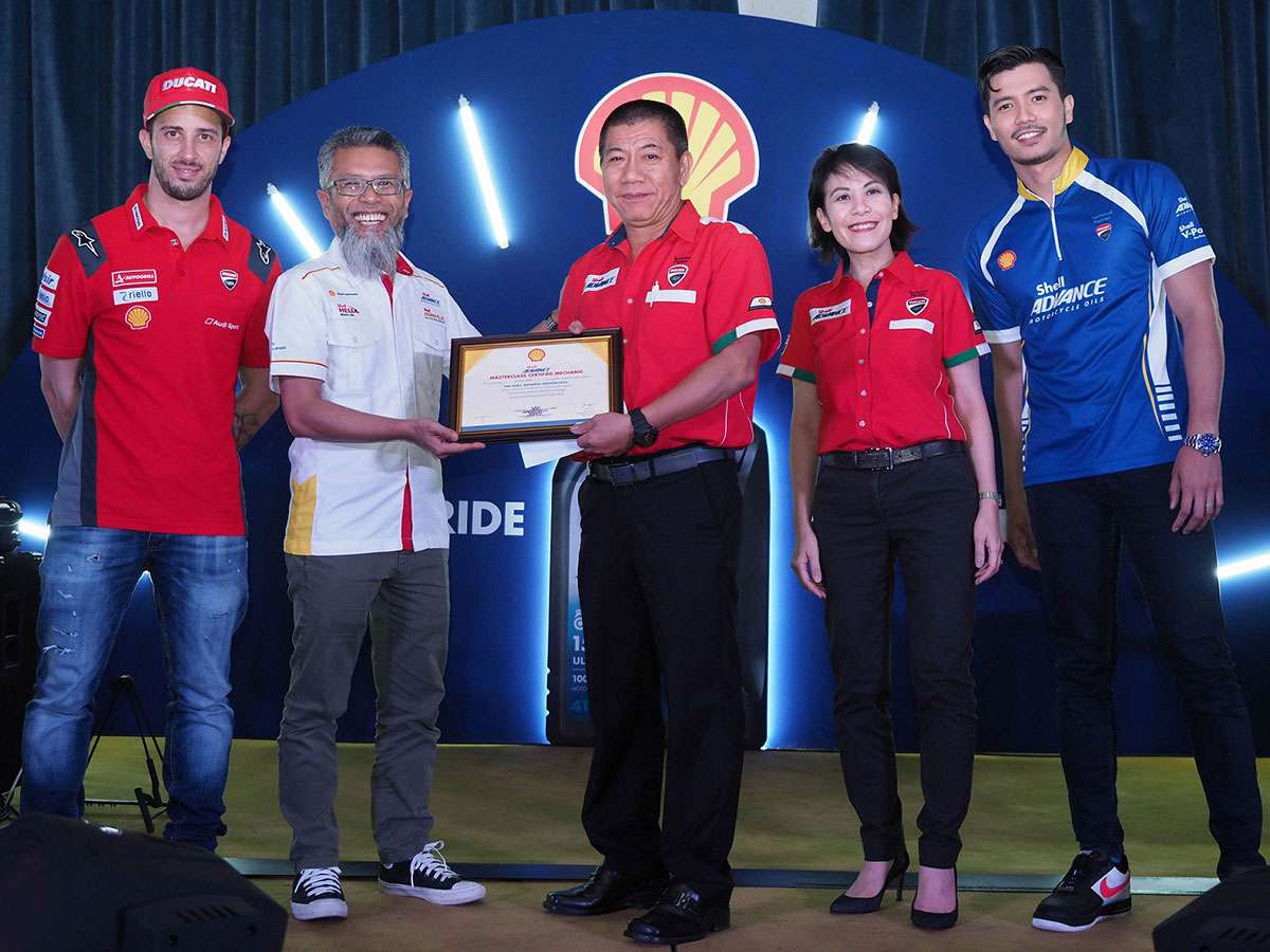 A-mechanic-receiving-his-2019-Shell-Advance-Masterclass-certificate-from-Shell-Msia-MD-Shairan-Huzani-Husain.jpg