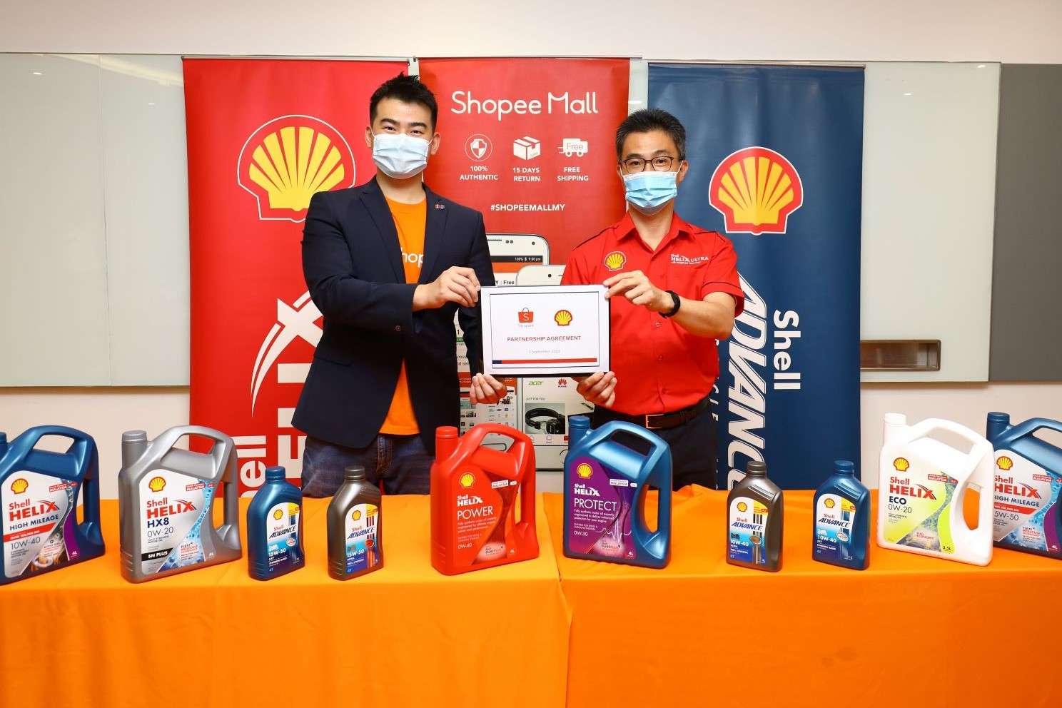 Shopee-Malaysias-Kenneth-Soh-L-and-Shell-Lubricants-GM-for-MY-and-SG-Nyon-Kam-Yew_PR_1.jpg