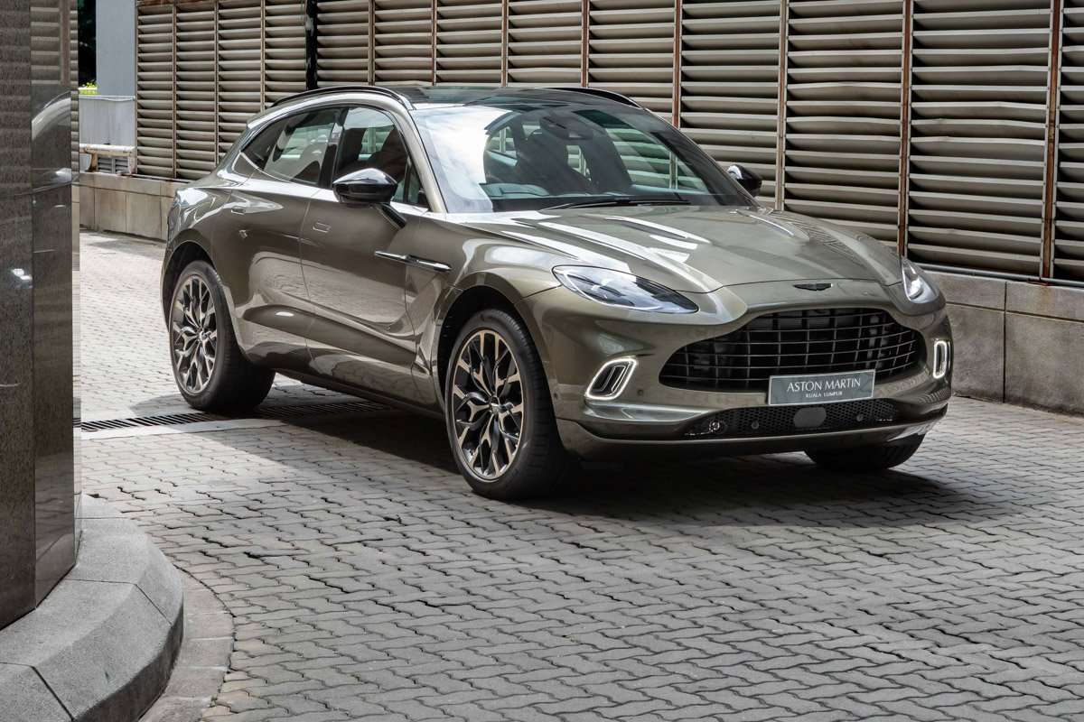 72-Aston-Martin-DBX-Arden-Green-Dark-Edit.jpg