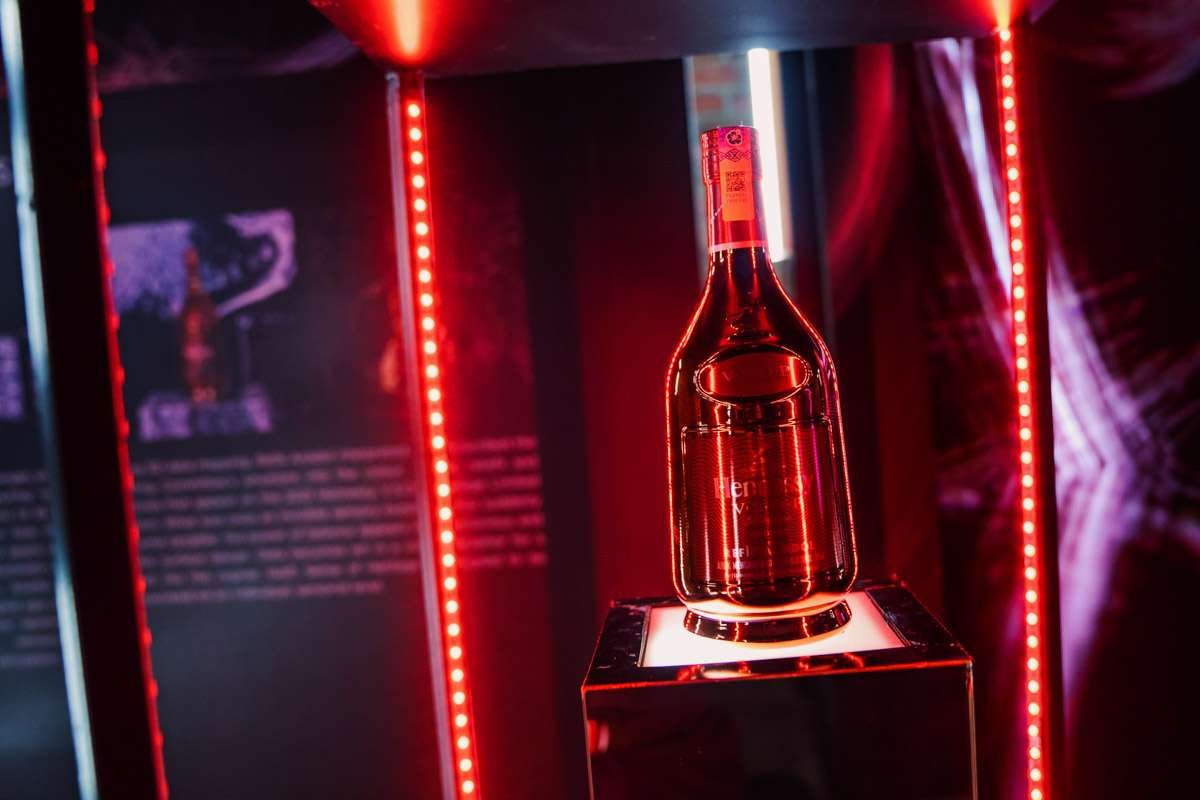 Hennessy-V.S.O.P-Limited-Edition-Refik-Anadol-Bottle-1.jpg