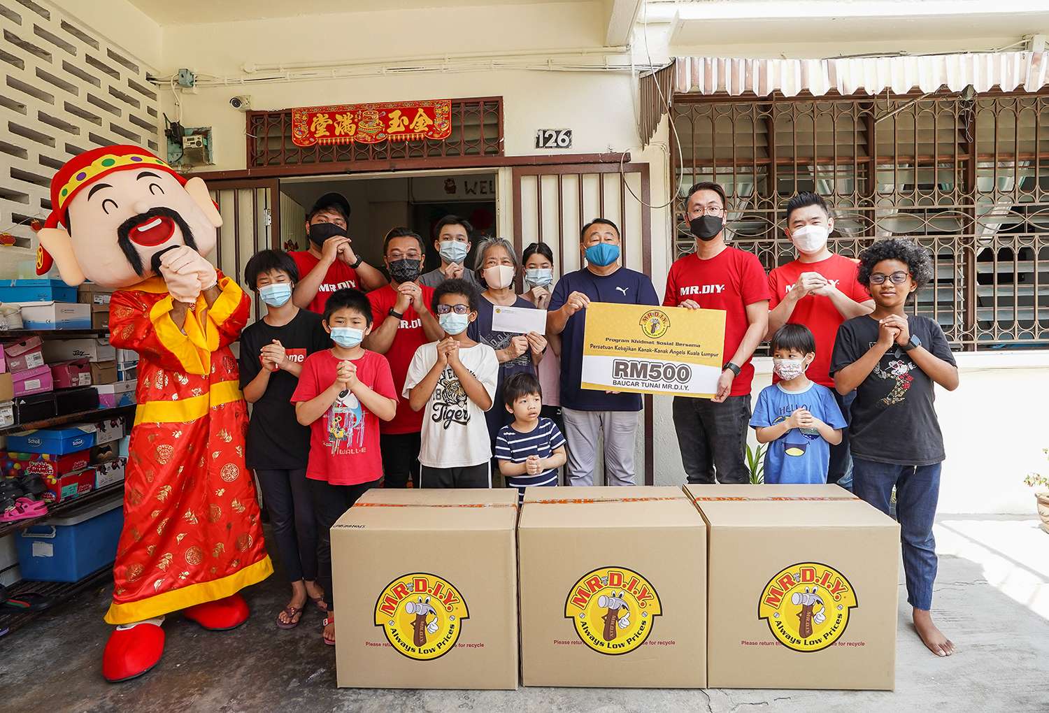 MR-D.I.Y.-employees-brought-extra-festive-cheer-to-the-children-at-Persatuan-Kebajikan-Kanak-Kanak-Angels-Kuala-Lumpur..jpg