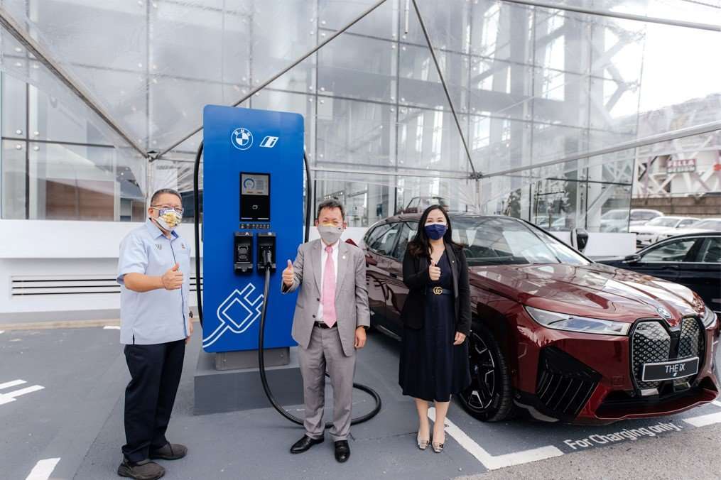 01.-The-First-Ever-BMW-iX-and-the-All-New-Fast-BMW-i-Charging-at-Regas-Premium-Auto-Kuching.jpg