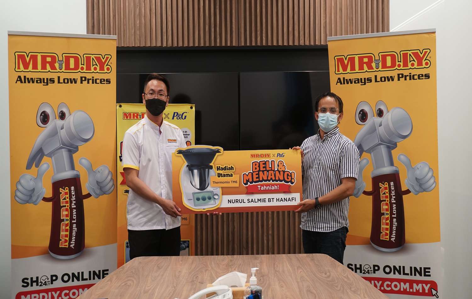 Alex-Goh-MR-D.I.Y.-Groups-Head-of-Marketing-presenting-the-MR-D.I.Y.-x-PG-‘Beli-Menangs-Grand-Prize-to-Nurul-Salmie-Hanafis-uncle-Mat-Amin-Bin-Ahmad.jpg