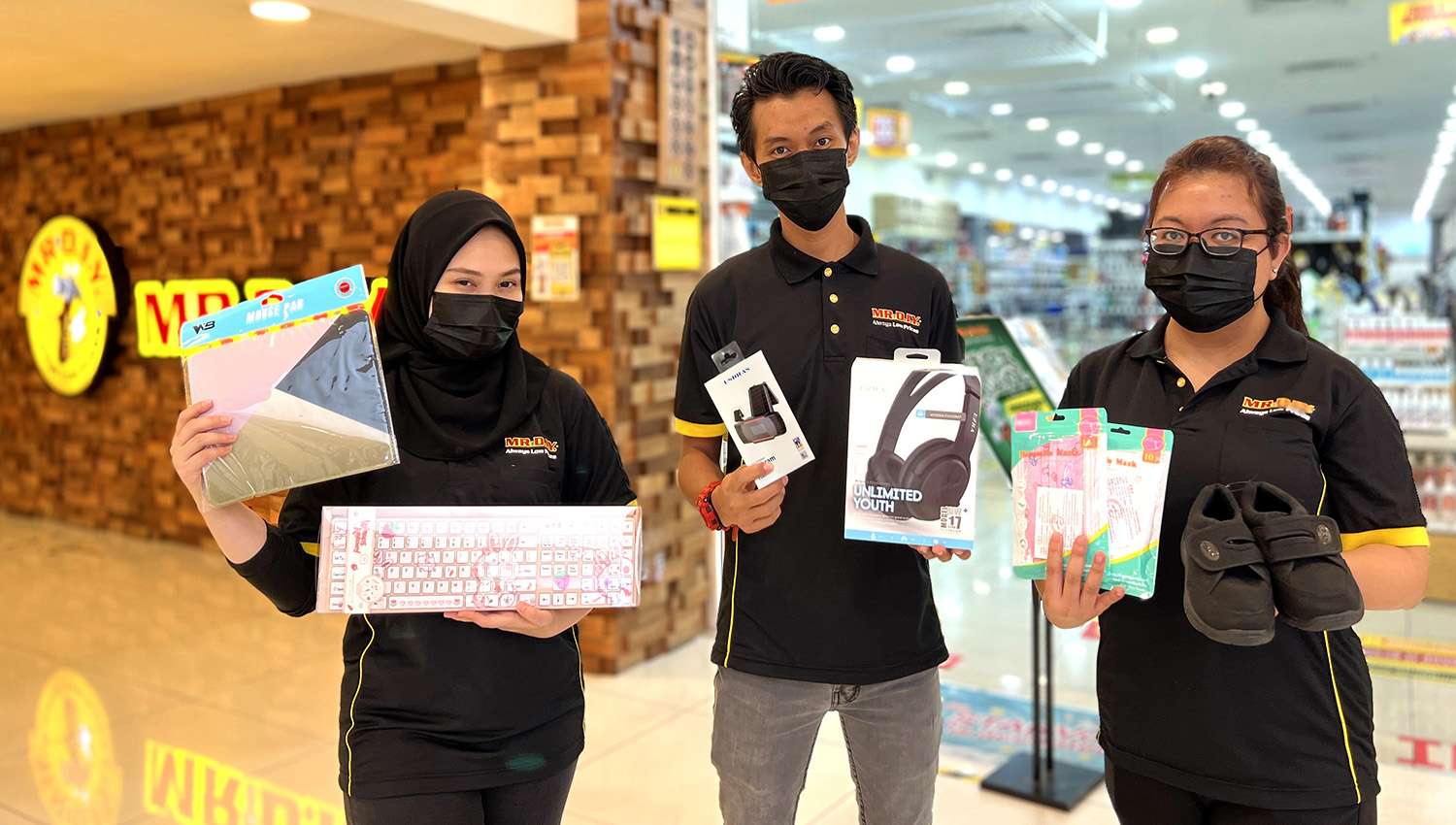 MR-D.I.Y-staff-showcasing-some-of-the-Back-to-School-products-on-offer-1.jpg