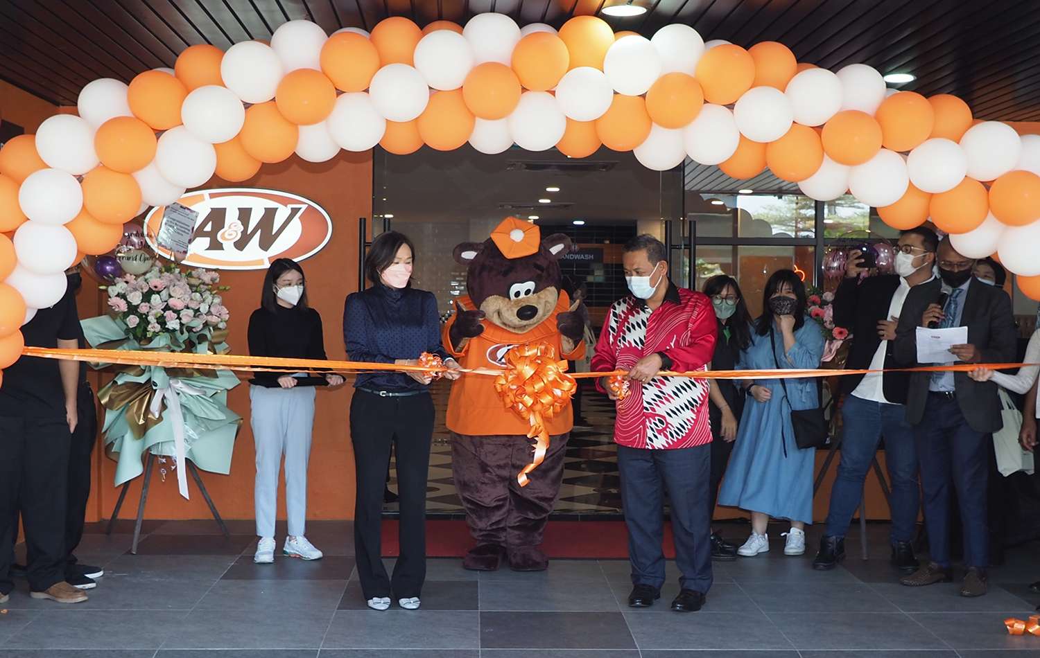 Menteri-Besar-of-Negeri-Sembilan-YAB-Dato-Seri-Haji-Aminuddin-Bin-Harun-commemorates-refreshed-AW-Seremban-Drive-Thru.jpg