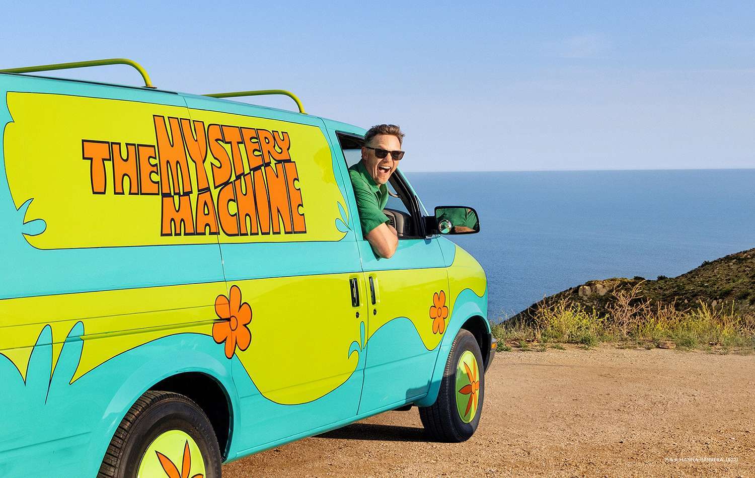 Mystery-Machine-Airbnb-and-Matthew-Lillard.jpg