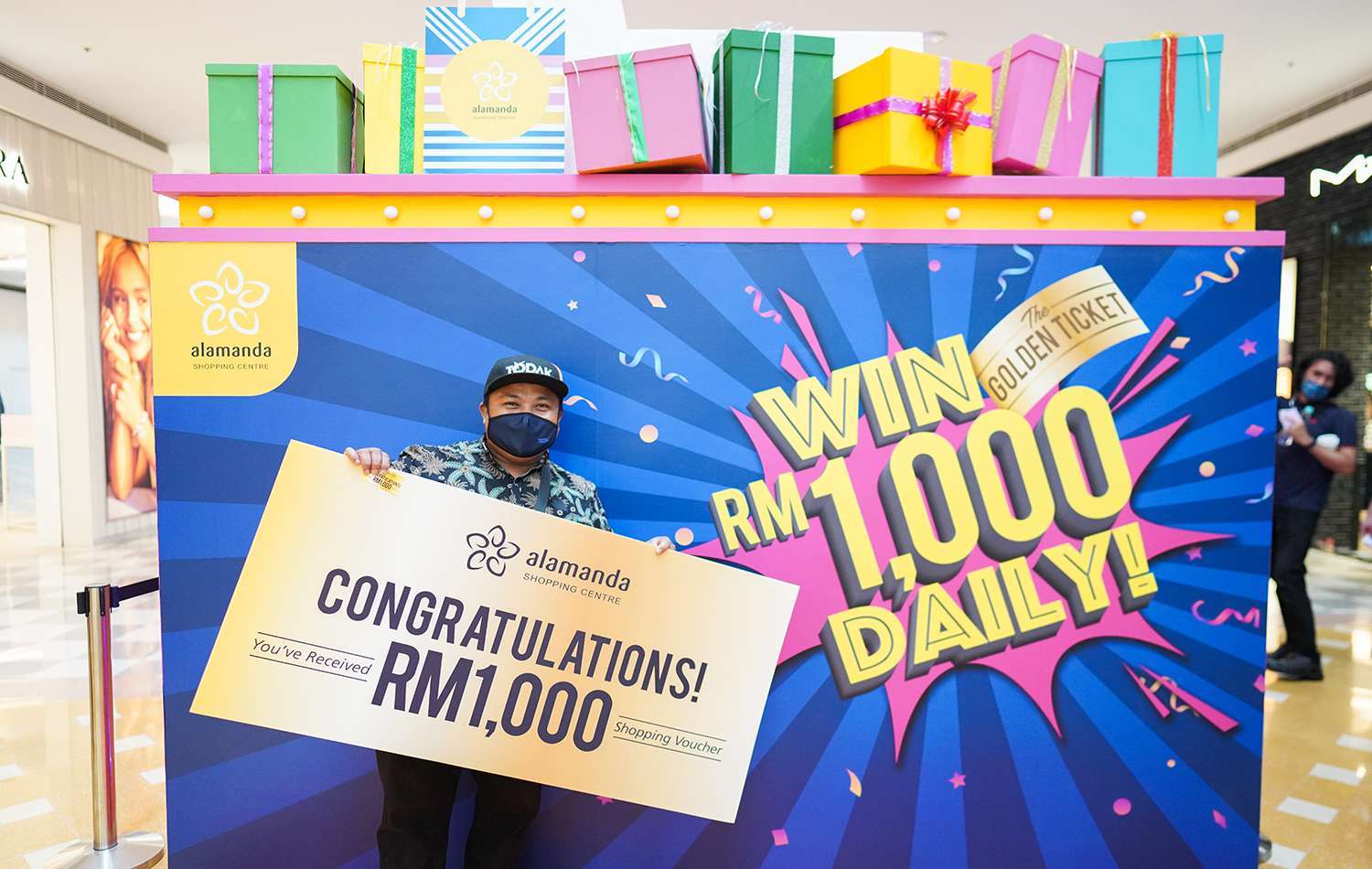 WINNER-SCOOPS-COVETED-PROTON-X50-FLAGSHIP-PRIZE-OUT-OF-OVER-4000-ENTRIES-IN-LUCKY-DRAW-AT-ALAMANDA.jpg