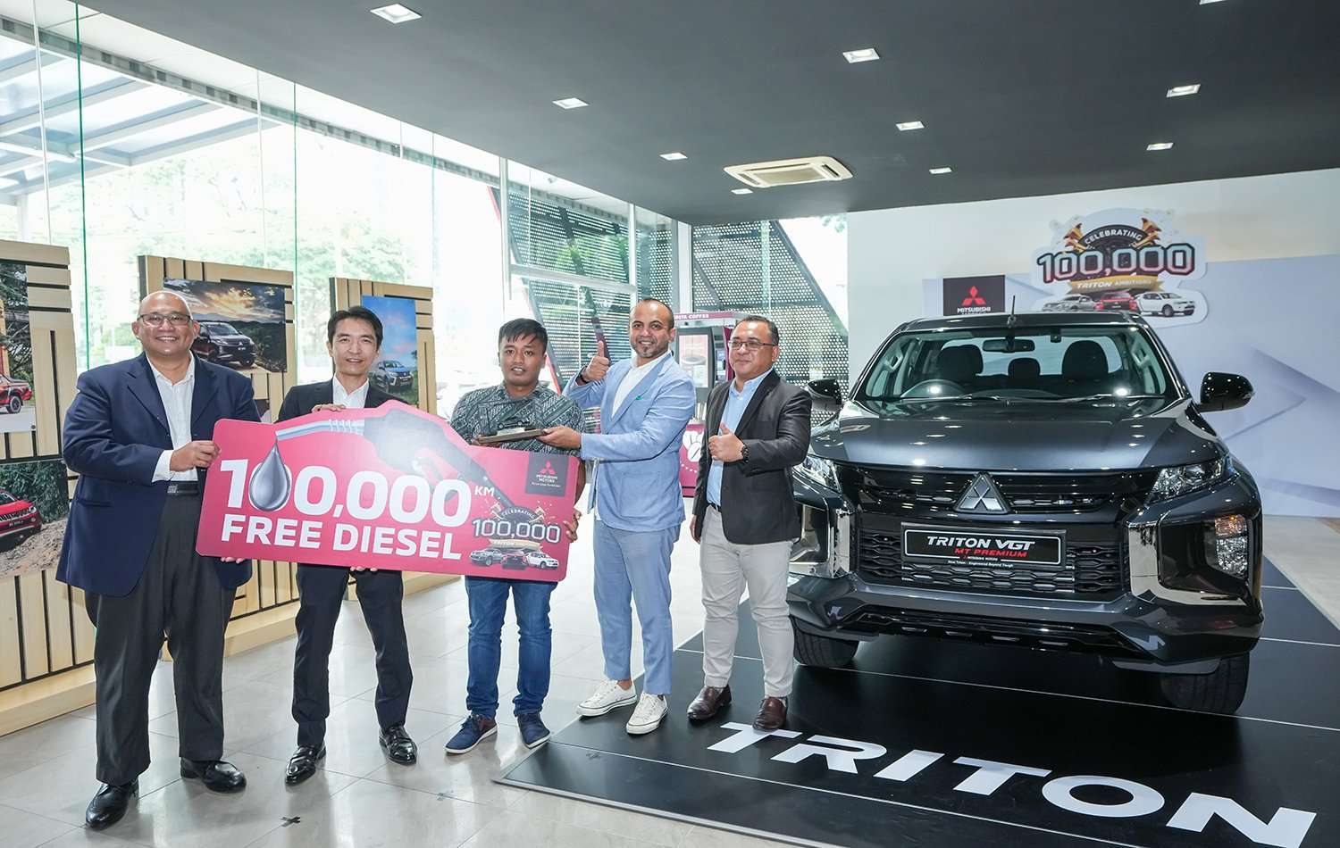 100000th-Triton-Handover.-From-MMM-COO-Ilham-Helmi-CEO-Shinya-Ikeda-Tritons-100000th-Customer-Muhammad-Faerus-and-from-EON-Berhad-CEO-Akkbar-Danial-and-COO-Shamsul-Haq.jpg