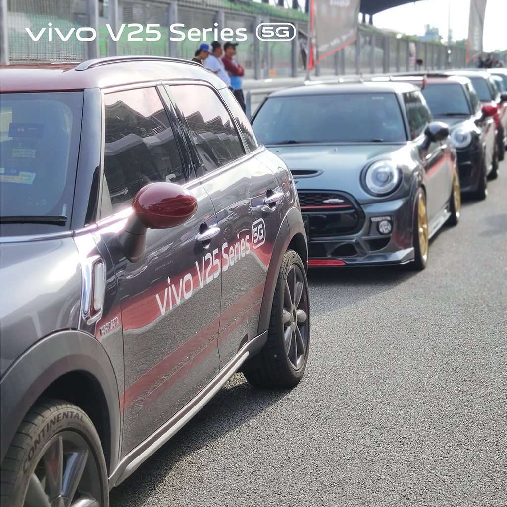 Largest-Flag-Waving-MINI-Cooper-Parade-Captured-with-the-New-vivo-V25-series.jpg