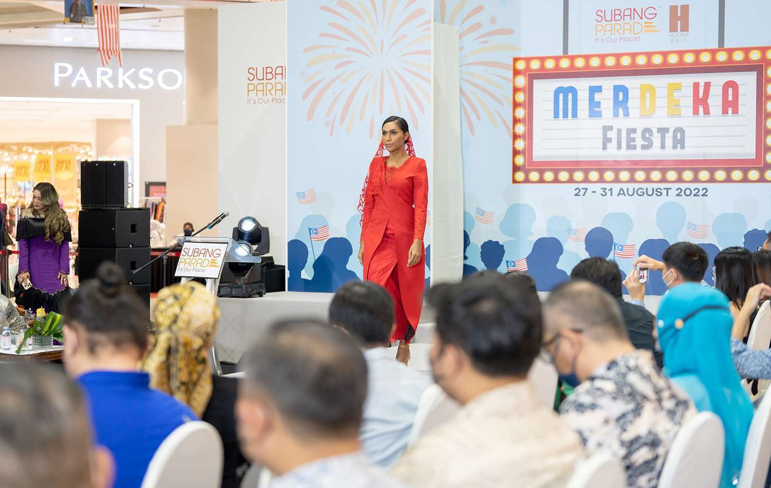 SUBANG-PARADE-HOSTS-FASHION-SHOW-AT-ITS-MERDEKA-FIESTA.jpg