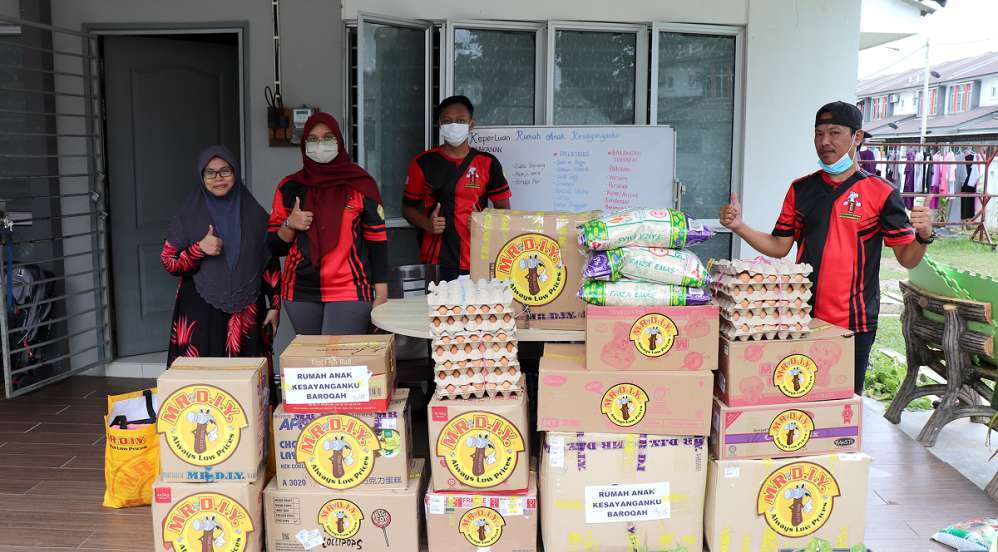 MR-D.I.Y.-delivers-everyday-essentials-to-children-in-Selangor-Sabah.jpg