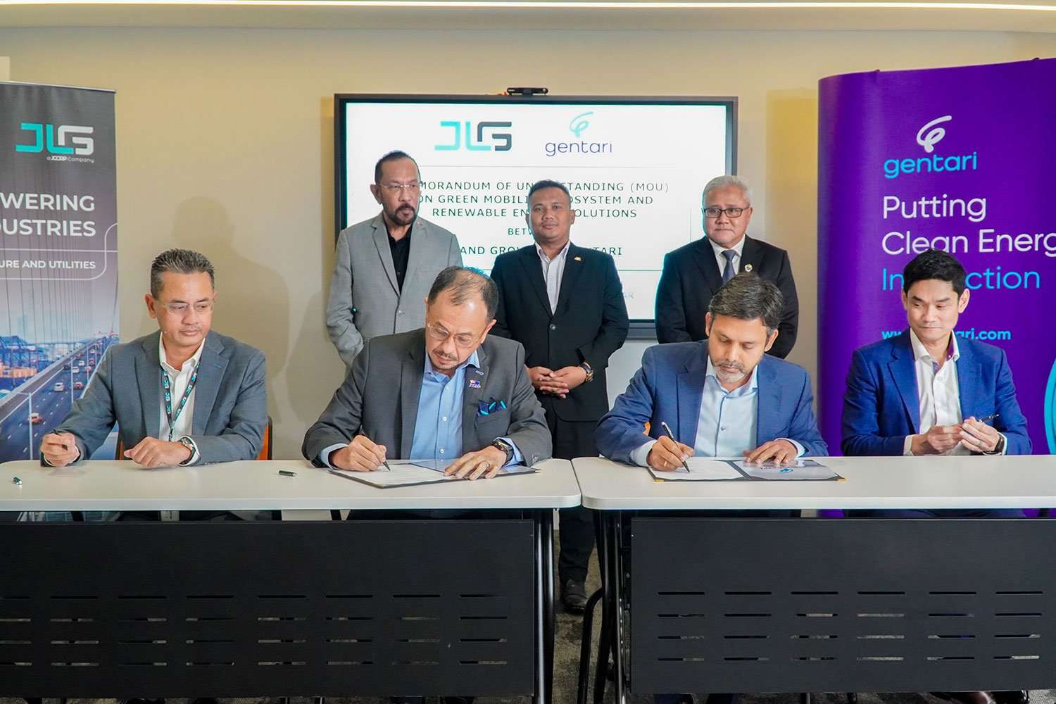 1681467800_JLG-Gentari-Sign-MoU-for-Renewable-Energy-Solutions-and-Green-Mobility-Ecosystem.jpg