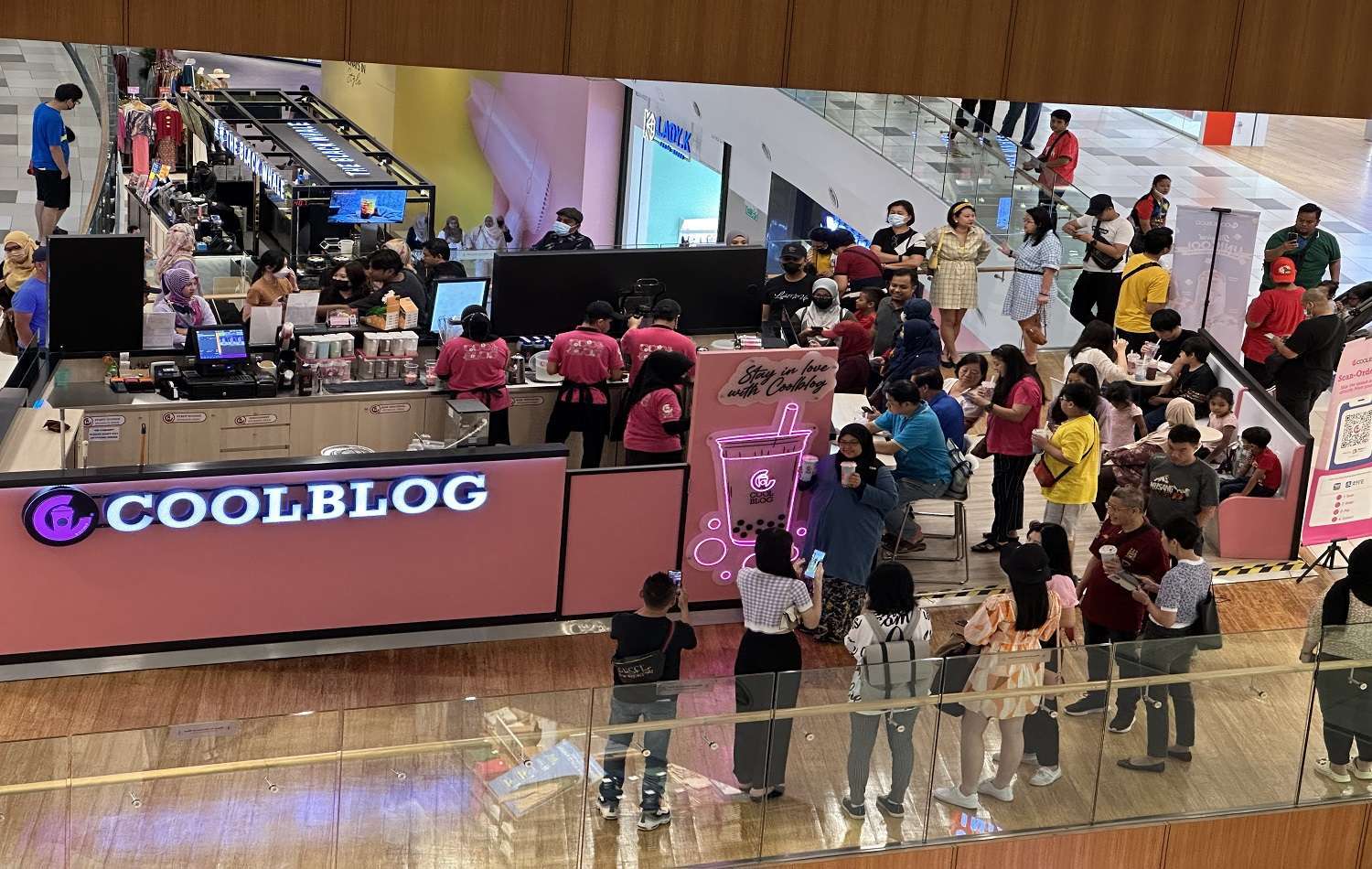 HUGE-CROWD-AT-COOLBLOG-MYTOWN-EXPLAINED-OF-A-UNICORN-SIGHTING.jpg