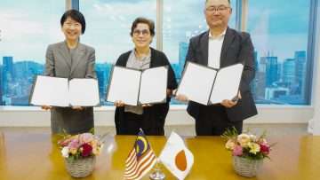 Nobuko-Uetake-of-Asahi-Kasei-Michele-Azalbert-of-Gentari-and-Masahiro-Aika-of-JGC-at-the-MOU-signing-ceremony.jpg