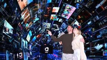 LG-Captivates-CES-2024-Spectators-With-Immersive-webOS-Experience-Zone.jpg