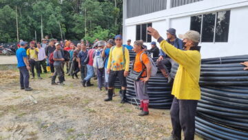 HEINEKEN-Cares_Villagers-grouping-up-to-begin-work-to-install-a-new-gravity-water-system.jpg