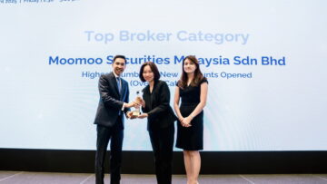 Indy-Lau-COO-of-Moomoo-Malaysia-receiving-the-Top-Broker-Overall-Award.jpg