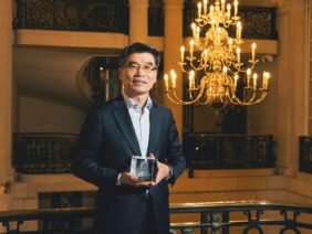Photo-Kia-President-and-CEO-Ho-Sung-Song-honored-at-2025-Autocar-Awards-Resized.jpg