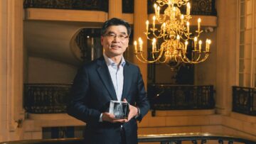 Photo-Kia-President-and-CEO-Ho-Sung-Song-honored-at-2025-Autocar-Awards-Resized.jpg