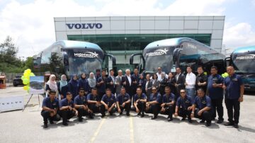 Group-photo-of-teams-from-Volvo-Buses-Malaysia-SHL-Coach-Works-Sdn-Bhd-and-Highway-Star-Travel-Sdn-Bhd-1.jpg