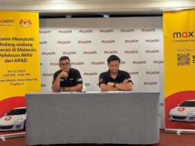 1.-From-left-_-Mushfique-Ahmed-Chowdhury-Legal-Compliance-Government-Relation-of-Maxim-Malaysia-Mohd-Hazwan-Musley-Director-of-Maxim-Malaysia-.jpg
