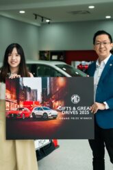 Siew-Fen-the-winner-of-MGs-Gifts-Great-Drives-2025-and-Hoffen-Teh-Chief-Operating-Officer-of-SAIC-Motor-Malaysia.jpg