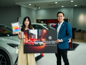 Siew-Fen-the-winner-of-MGs-Gifts-Great-Drives-2025-and-Hoffen-Teh-Chief-Operating-Officer-of-SAIC-Motor-Malaysia.jpg