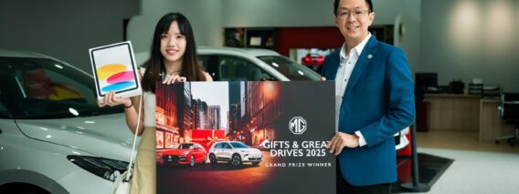 Siew-Fen-the-winner-of-MGs-Gifts-Great-Drives-2025-and-Hoffen-Teh-Chief-Operating-Officer-of-SAIC-Motor-Malaysia.jpg